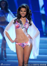 组图：奥利维娅夺环球小姐桂冠 圆润双峰隐现