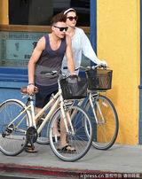 组图：凯蒂-佩里相约友人骑车 爆乳夹手机