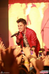 组图：美翻唱达人Sam Tsui&Kurt演唱会落幕