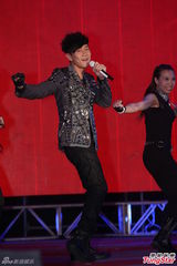 组图：严爵挑战唱跳险破音 林俊杰压轴热舞