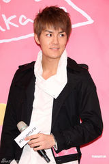 组图：吴克群健身升级胸罩杯 将请歌迷验证腹肌真假