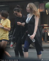 组图：张雨绮穿拖鞋街边打牙祭 边走边剔牙随意