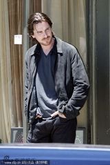 组图：贝尔现身电影片场 胡须拉碴落寞数钞票