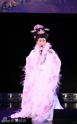 组图：李玉刚助阵亚洲巨星祈福音乐会 积极备战春晚