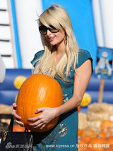 幻灯图：帕丽斯-希尔顿南瓜地拾趣 迎接万圣节