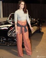 组图：暮光女激凸亮相秀场 单身无滋润膀大腰圆