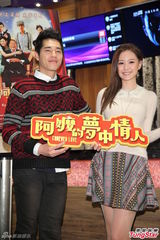 组图：安心亚蓝正龙电影院客串店长 宣传新片