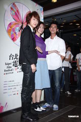 组图：李千娜助阵台北电影节 王子透露将发专辑