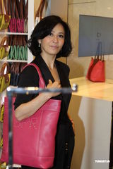 高清组图：刘嘉玲捞金秀金戒指 笑称梁朝伟表扬自己