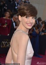 组图：安妮-海瑟薇粉色露背裙 玉肌美艳诱人