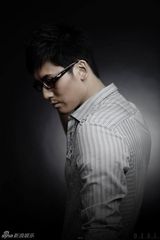 组图：于晓光不做永远的毛岸英 牛仔夹克玩转时尚