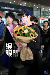 组图：李宇春夺EMA大奖返京 口罩遮面粉丝送花