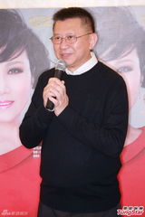 组图：汪明荃个唱飘逸红裙风情动人