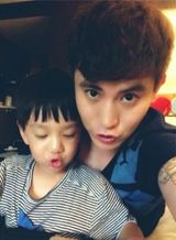 组图：最帅潮爸萌娃走红 潮萌不输林志颖父子