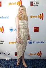 高清组图：达科塔-范宁V领长裙亮相身材窈窕