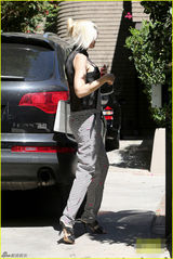 组图：史蒂芬妮潮装亮相 老公携可爱儿子出镜