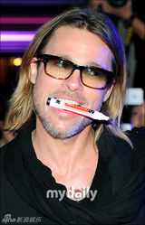 组图：布莱德皮特亮相《点球成金》韩国红地毯