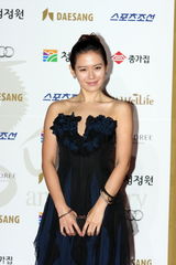 高清组图：青龙奖红毯女星争艳 河智苑孙艺珍成焦点