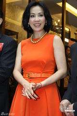 组图：刘嘉玲上海出席剪彩 现身15分钟火速捞金