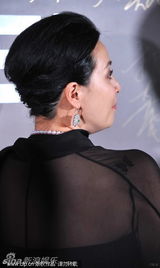 组图：刘嘉玲助阵杨澜新店开业 半秀香肩风情万种