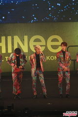 组图：韩国组合SHINee花衫开唱 台上劲歌热舞