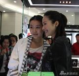 组图：江一燕气质青春清新 为粉丝签名一丝不苟