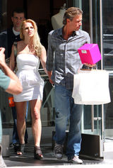 幻灯：布兰妮和男友手牵手逛街 力证感情牢不可摧