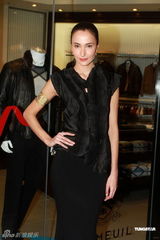 组图：Lisa S.出席巴黎时装周 不信末日论