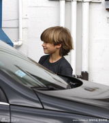 高清图：辣妹春衫单薄走简约风 爱子镜头感极佳