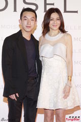 组图：关心妍考虑人工受孕 关之琳携友旅游过年