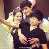 组图：谢娜为何炅准备生日派对 张杰吹气球