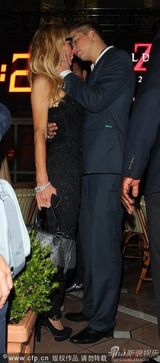 组图：帕丽斯-希尔顿与男友当众热吻秀恩爱