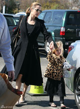 组图：朱莉皮特带子女度情人节 儿子酷似小霸王