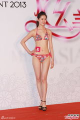 组图：亚姐泳装火辣秀胸 怪咖多女版王祖蓝现身