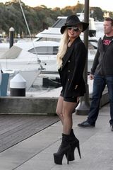 组图：Gaga午后全黑造型悉尼街头漫步