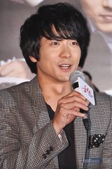 组图：《完美一击》首尔发布 李成韩携众主创亮相