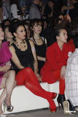 组图：钟丽缇红色裤袜惹火捞金 不受离婚影响展笑脸 