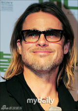 组图：布莱德皮特亮相《点球成金》韩国红地毯