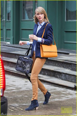 组图：斯威夫特带激萌爱猫上街 素颜仍显精致