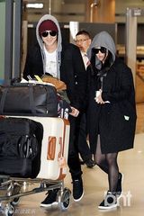 组图：文根英金汎(金范)公开恋情后首亮相牵手回国