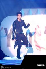 幻灯组图：萧敬腾着铆钉皮衣献唱 卢广仲瑶瑶泯恩仇