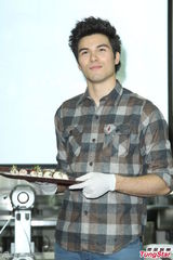 组图：凤小岳对厨艺超臭屁 宣传新戏DIY巧克力