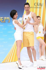 组图：小s自封美白大帝 称闻腋下姿势很时尚