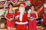 组图：胡杏儿出席圣诞亮灯仪式 艳丽红裙喜庆