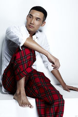 组图：张铎时尚写真变身硬朗熟男