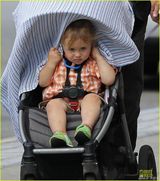 组图：钢铁侠唐尼一家三口出街 爱子大眼可爱