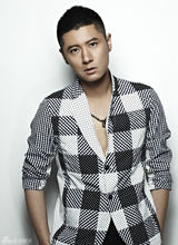 组图：任重最新时尚写真 拼接西装玩转夏日潮流