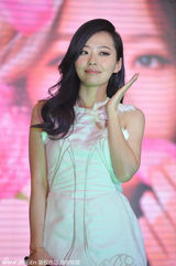 组图：张靓颖剪刀手卖萌 武汉献唱笑容温暖人心