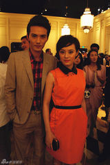 组图：徐正曦亮相国际秀红毯 突显时尚品位