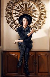 组图：殷桃最新杂志封面曝光率性妩媚